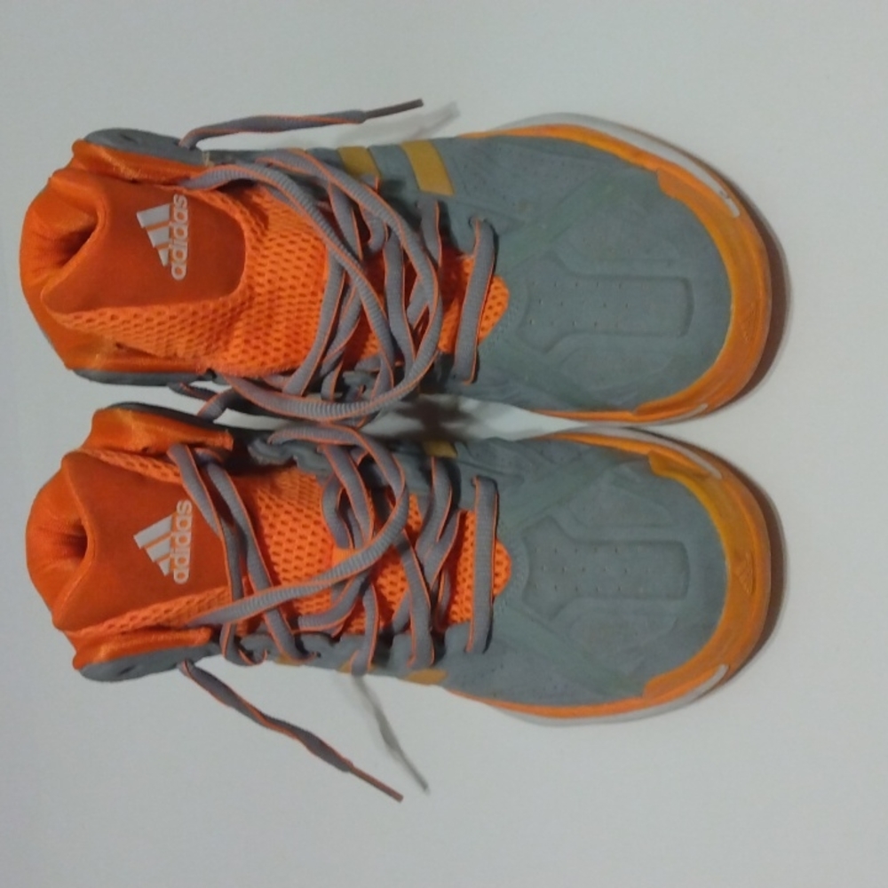 Athletic shoes